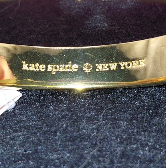 NEW Kate Spade Hole Punch Spade 10mm Hinge Bangle Bracelet Coral Enamel - Picture 3 of 6